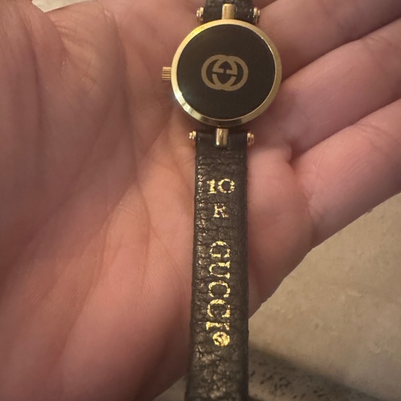 Women’s Gucci watch main image 3